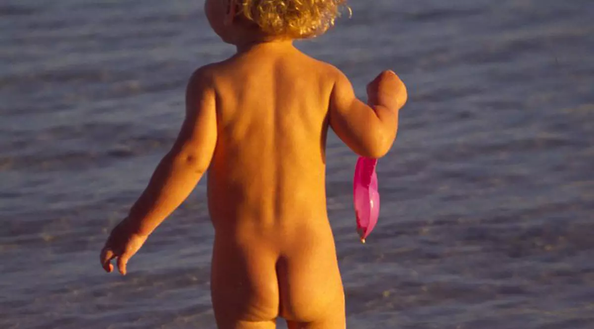 Arestat pentru că fotografia copii dezbrăcaţi pe plajă