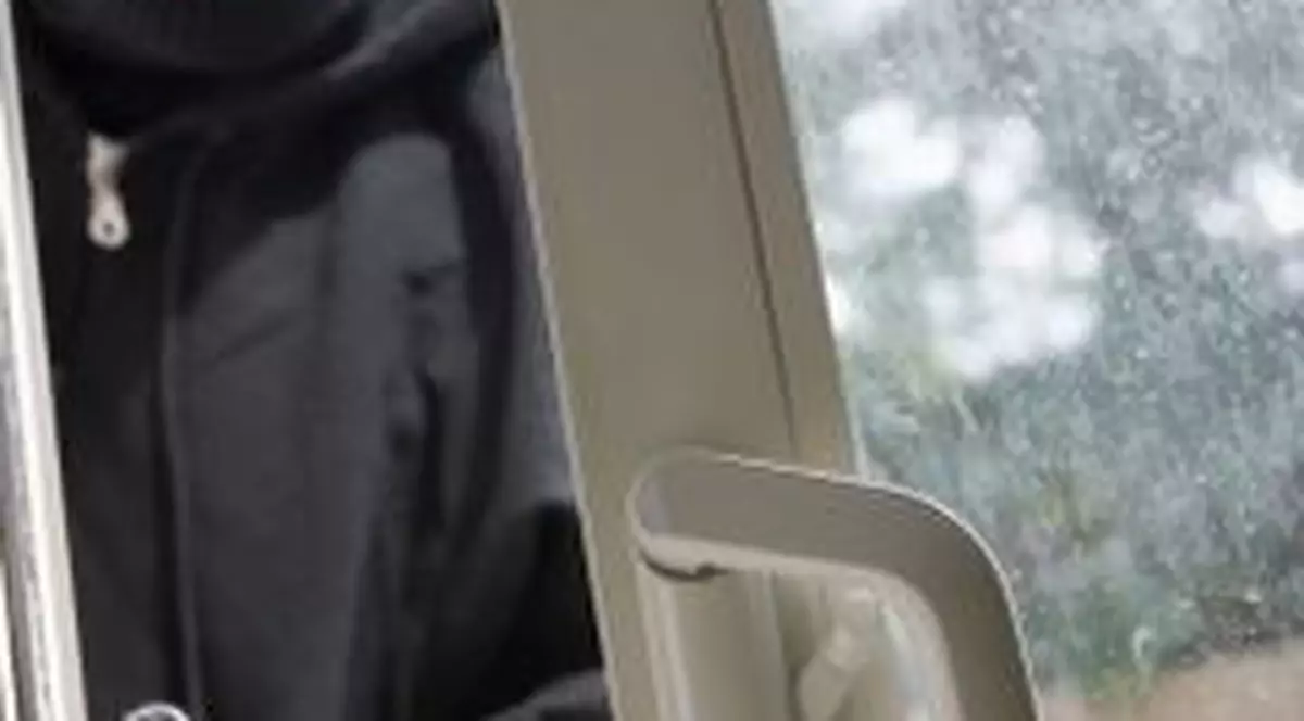 Doi bătrâni, bătuţi şi jefuiţi de trei persoane cu cagule