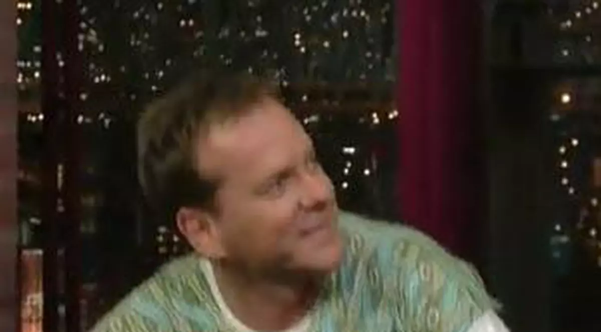 Kiefer Sutherland, îmbrăcat în rochie la emisiunea lui Letterman / Video 