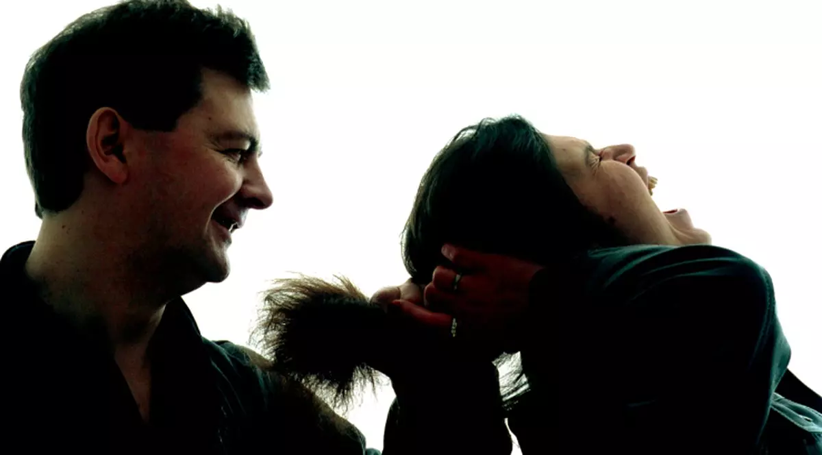 Cei acuzați de violență domestică ar putea fi monitorizați cu brățări electronice