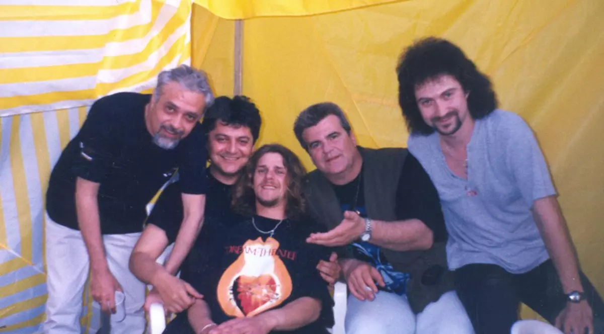 După 12 ani de Compact, Polymoog  a fost dat afară