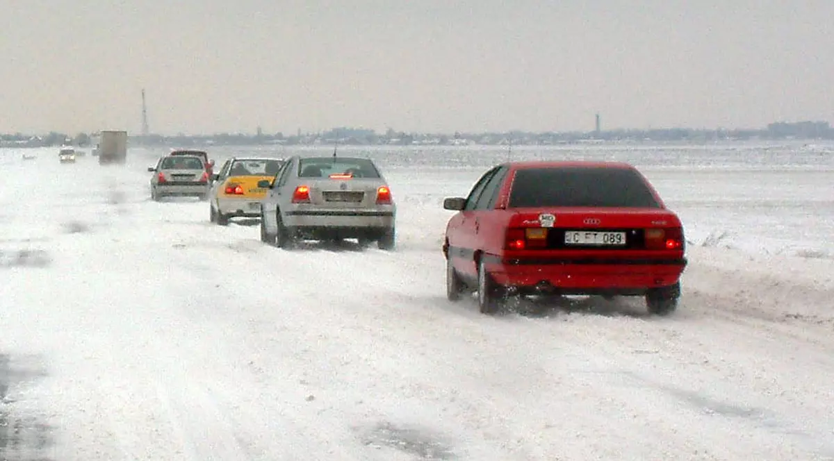 Trafic îngreunat în sud-estul ţării din cauza ninsorii