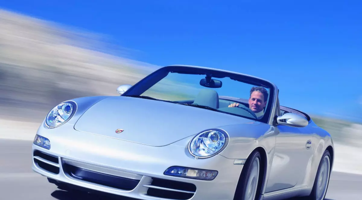 Hoţi reţinuţi de poliţişti după ce au furat un Porsche 