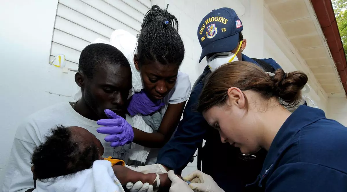 Fetiţă de 11 ani, salvată de sub ruine, la 8 zile după seismul din Haiti