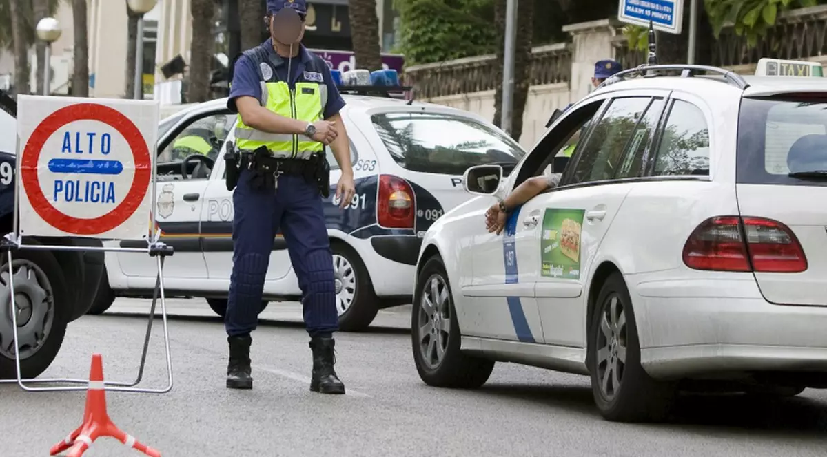 Urmărit de poliţie, un român s-a aruncat de la etajul nouă