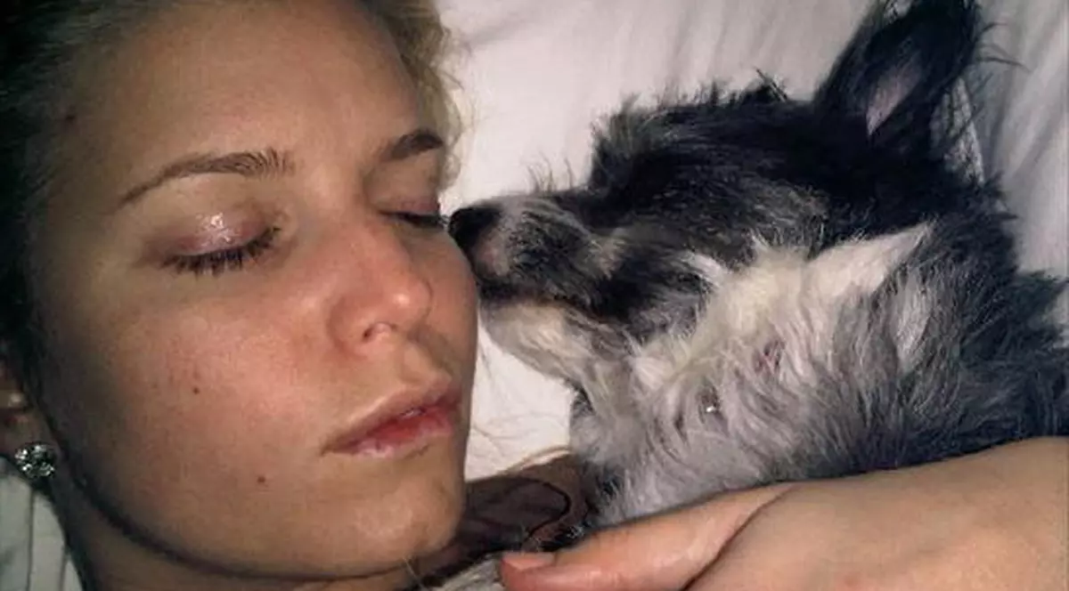 Jessica Simpson doarme cu un câine de împrumut