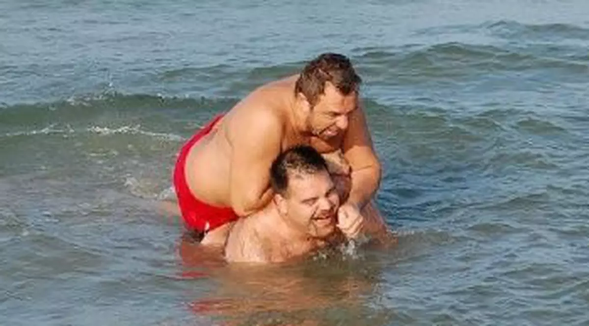 Horia Brenciu în ipostaze "tandre" cu un bărbat!