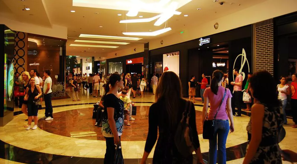 Magazinele din Băneasa deschise noaptea pentru cumpărături