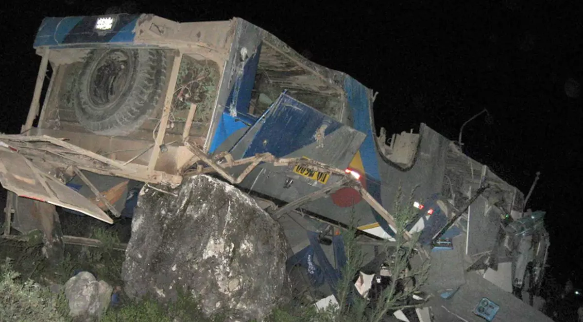 18 morţi şi 20 de răniţi într-un accident rutier, în Peru