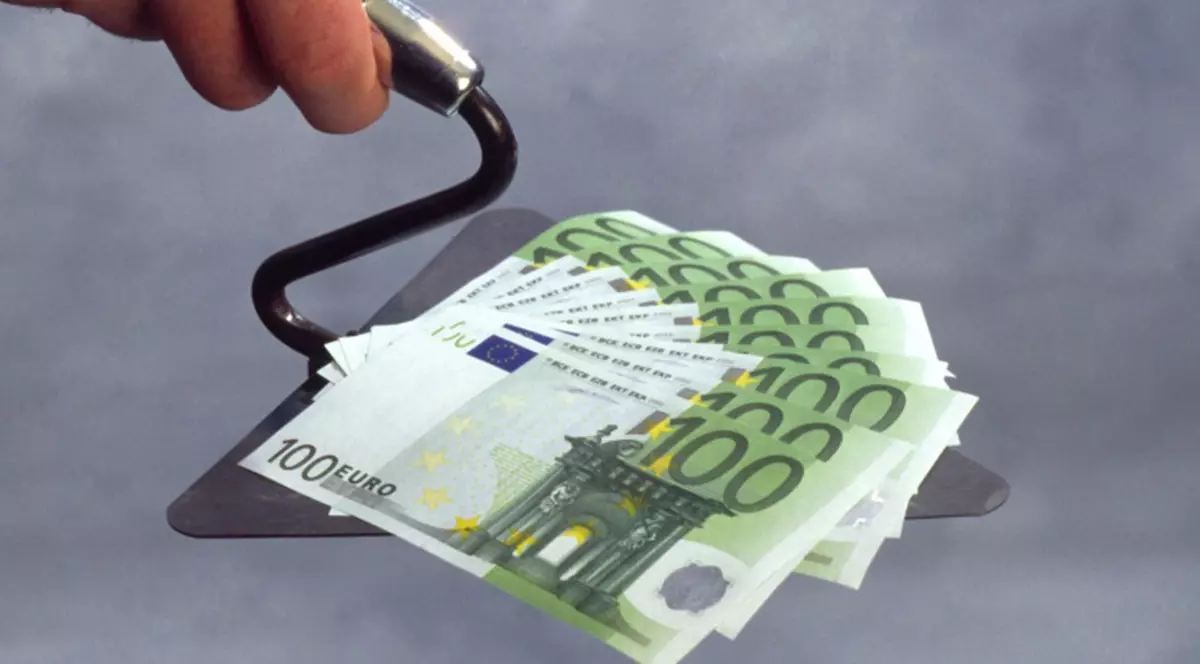 Româncă prinsă cu bancnote false în Italia