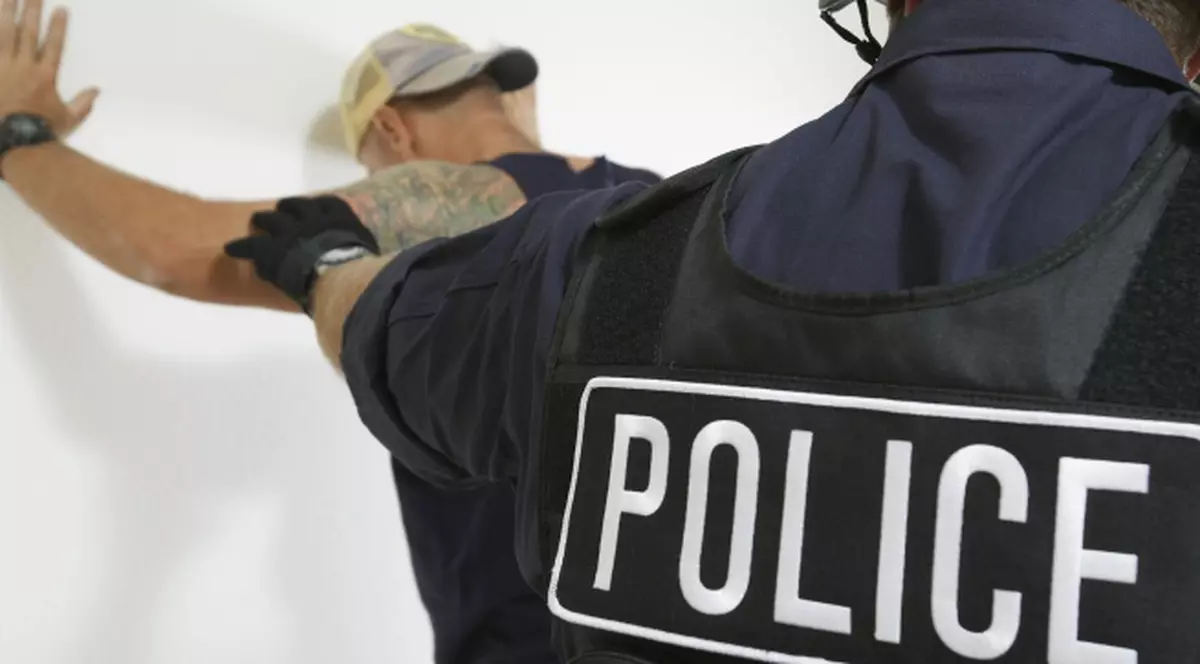 Le-a ordonat copiilor săi să îi muşte pe poliţişti de faţă