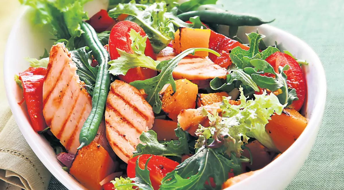 Uită de mâncărurile grele! Fă-ţi o salată