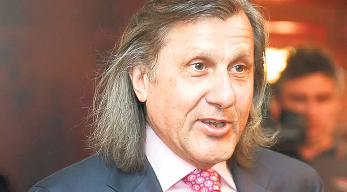 Glumeţul Năstase şi supărăciosul Agassi