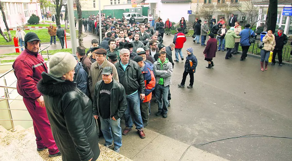 Au stat cu orele la coadă ca să fie înţepaţi