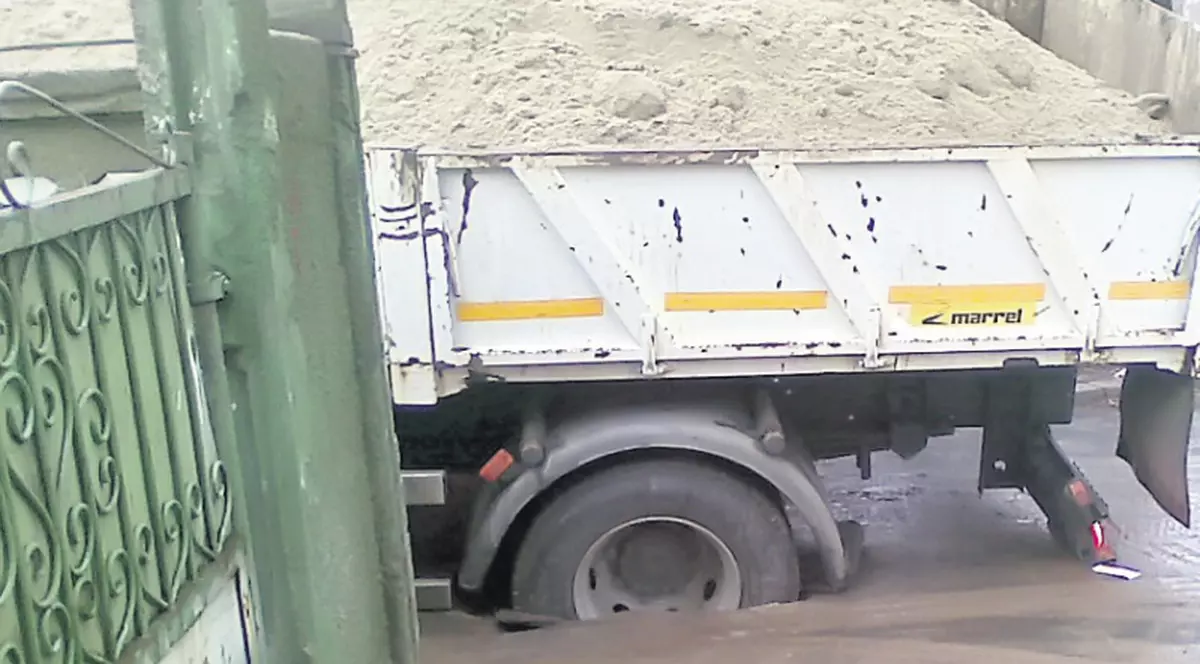 O basculantă a fost «înghiţită» de asfalt