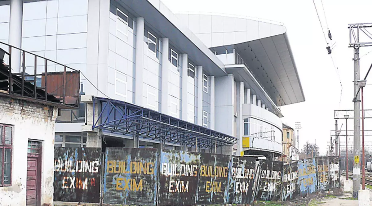 Culmea prostiei în Mehedinţi! Au construit gara peste calea ferată