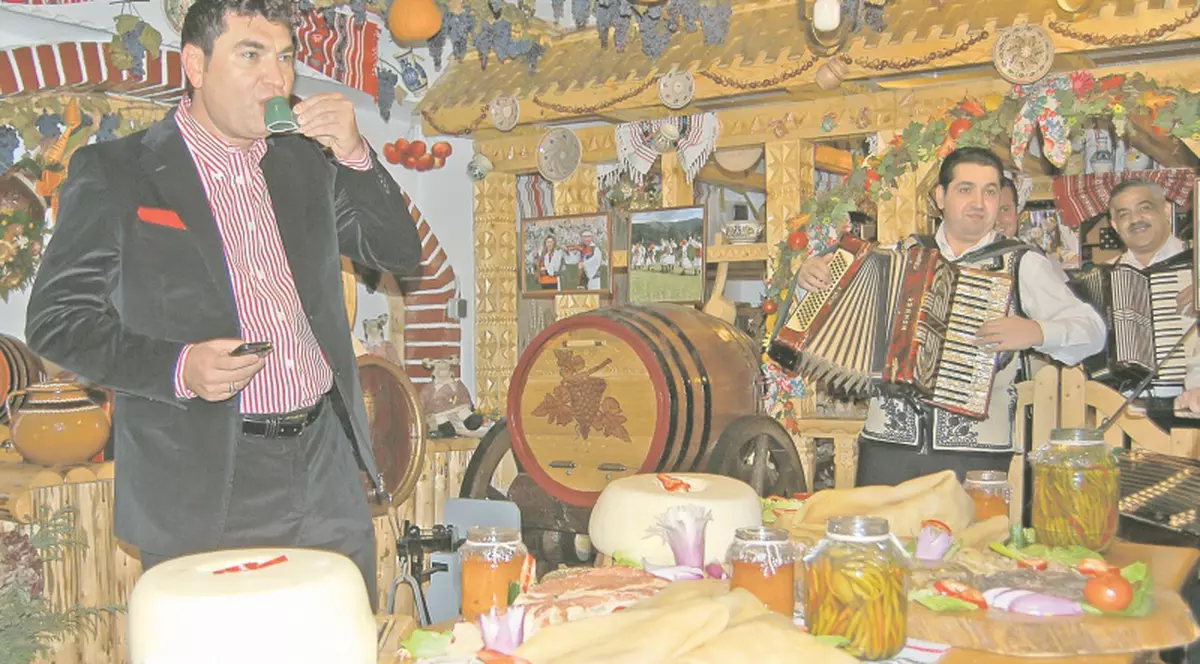 Borcea a dat chef ţuică şi jambon în Poiana Braşov
