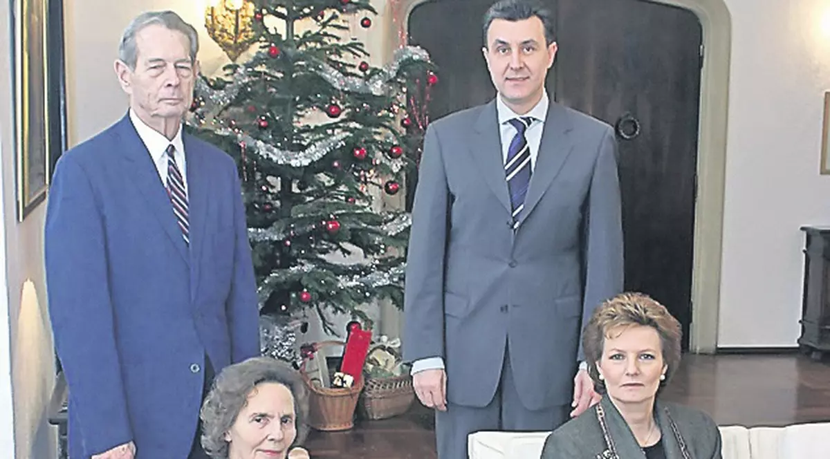 Monarhia sufocă România!