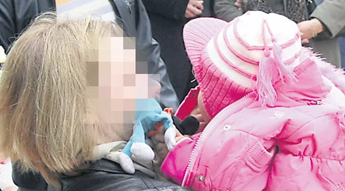 Abandonată şi de mamă, şi de mătuşă