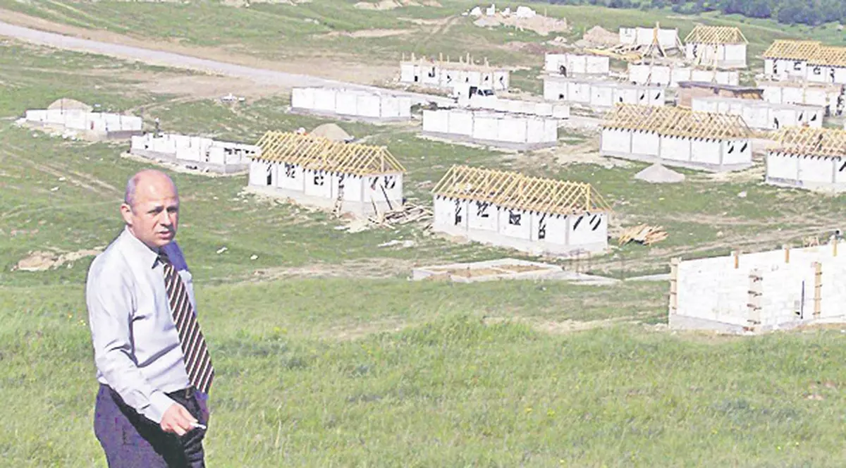 Joacă paintball în casele sinistraţilor / Video