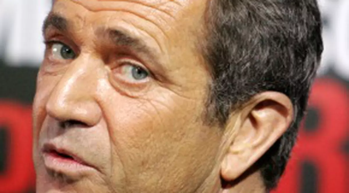 Mel Gibson îşi ţine premiile în şifonier