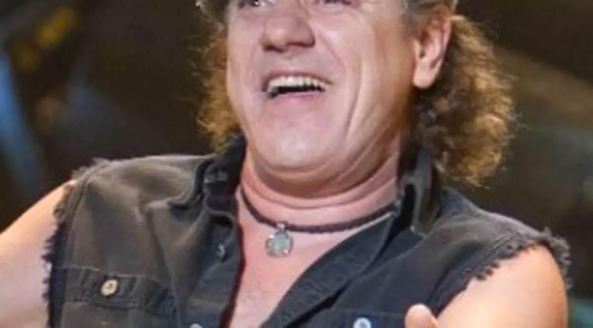 Solistul AC/DC se ia de vedetele care se laudă cu acte caritabile
