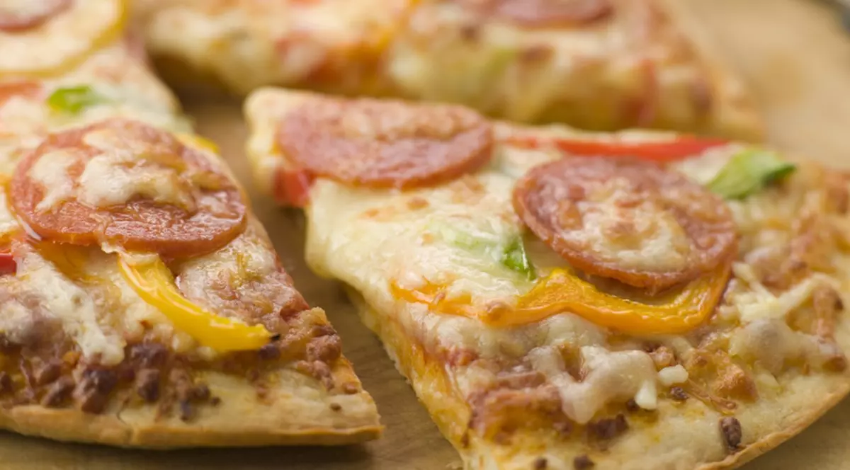 Shaorma, pizza şi apa minerală vor fi scutite de taxa pe fast-food