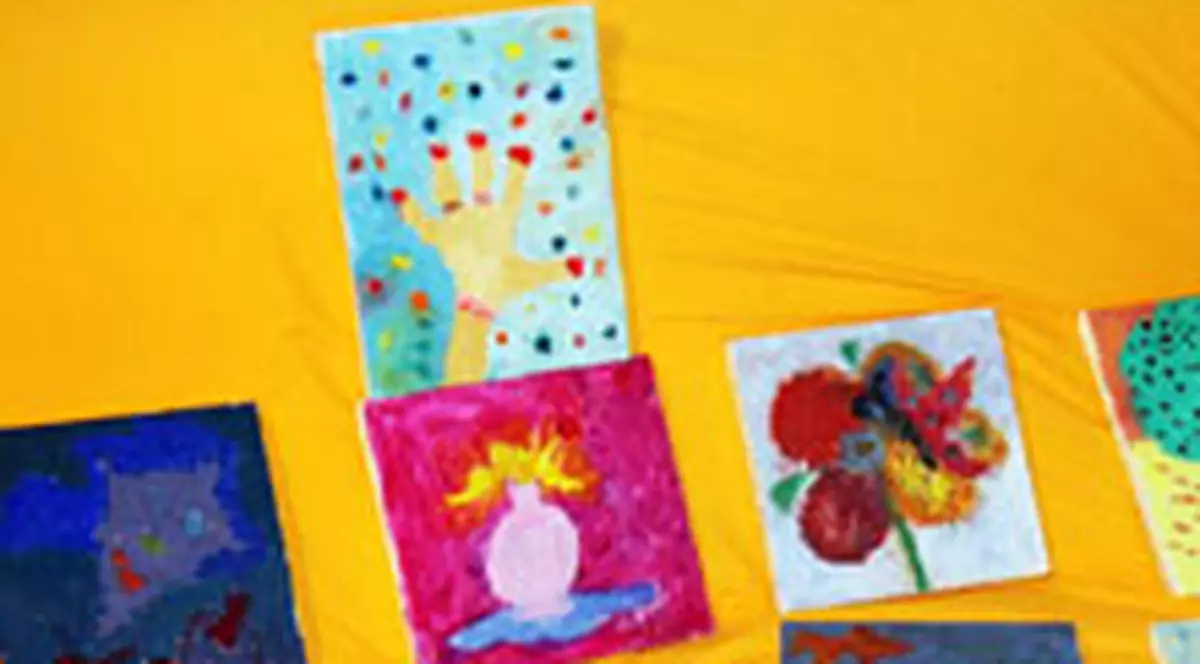 Picturile unei copile de 3 ani din Piteşti, adevărate opere de artă