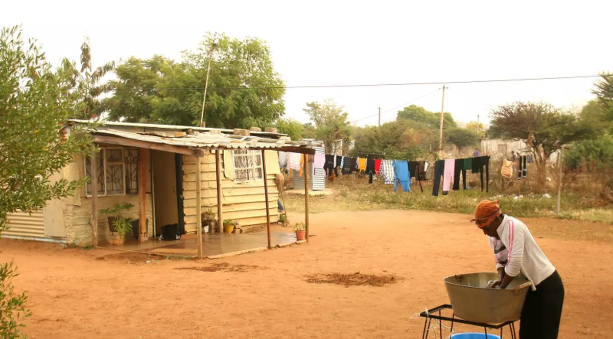 O femeie sud-africană mănâncă pământ de 10 ani