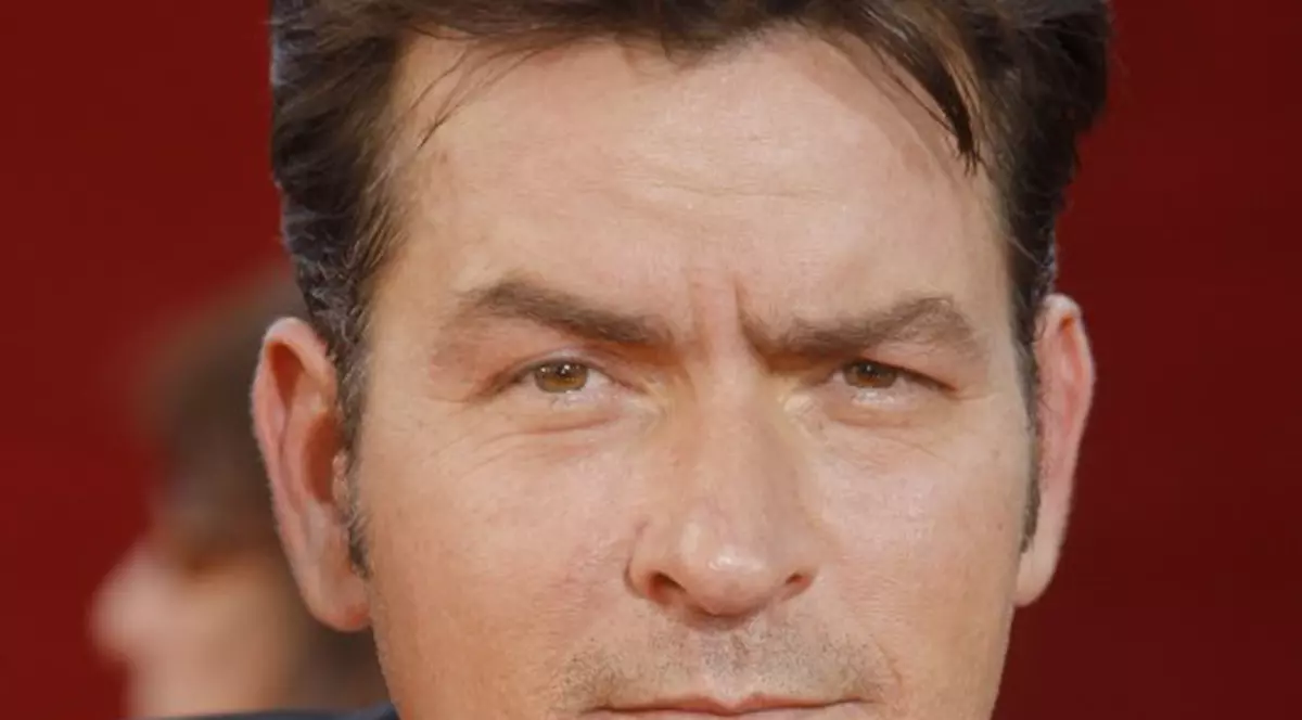 Maşina lui Charlie Sheen, furată şi aruncată în prăpastie