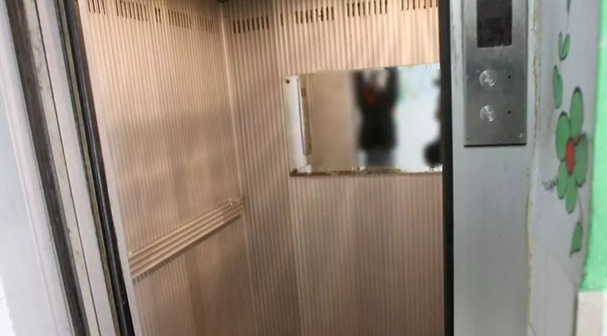 S-au urcat patru în lift şi au coborât cinci