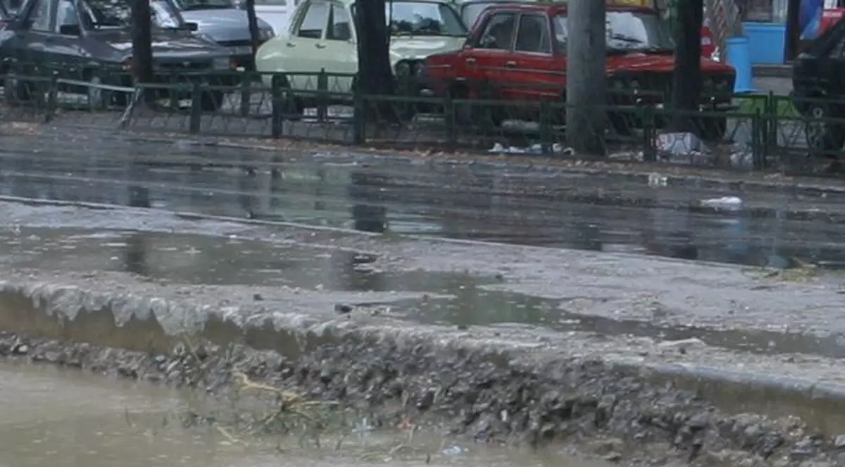Capitala inundată: linii RATB deviate, tramvaie blocate şi circulaţie de coşmar