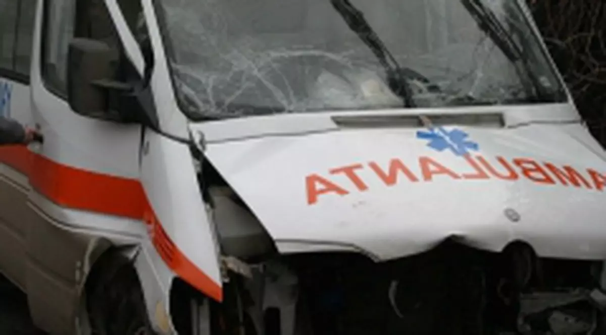 2 răniţi după ce o ambulanţă SMURD a fost lovită de un tramvai