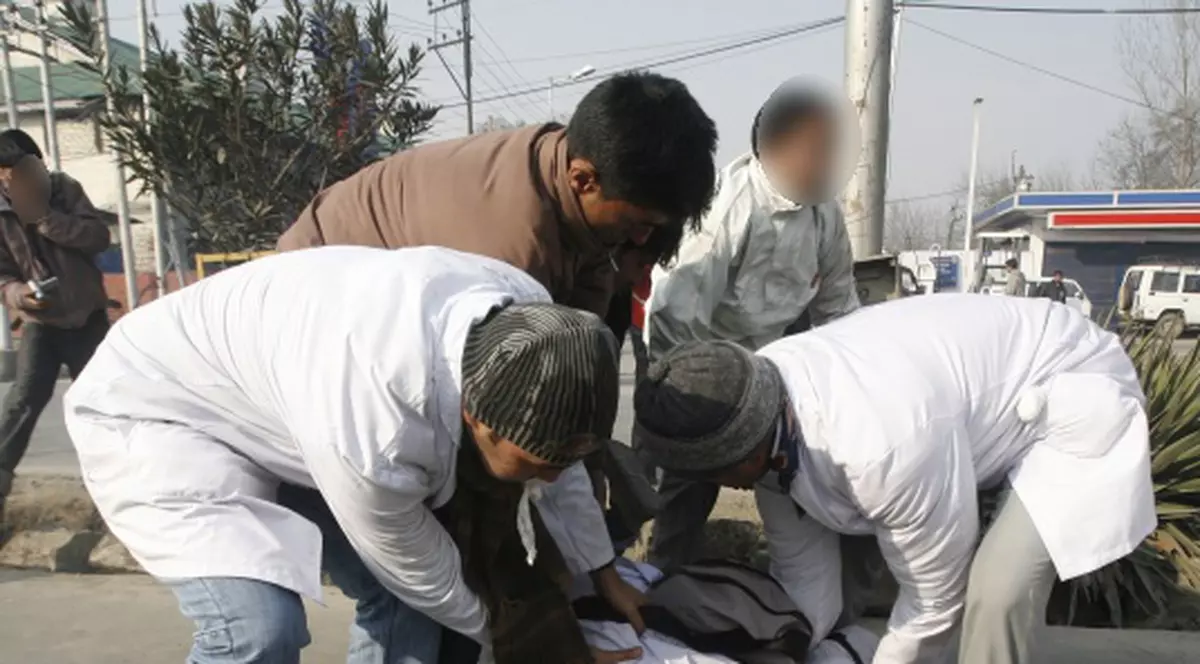 Obligat să mănânce excremente pentru că a purtat papuci