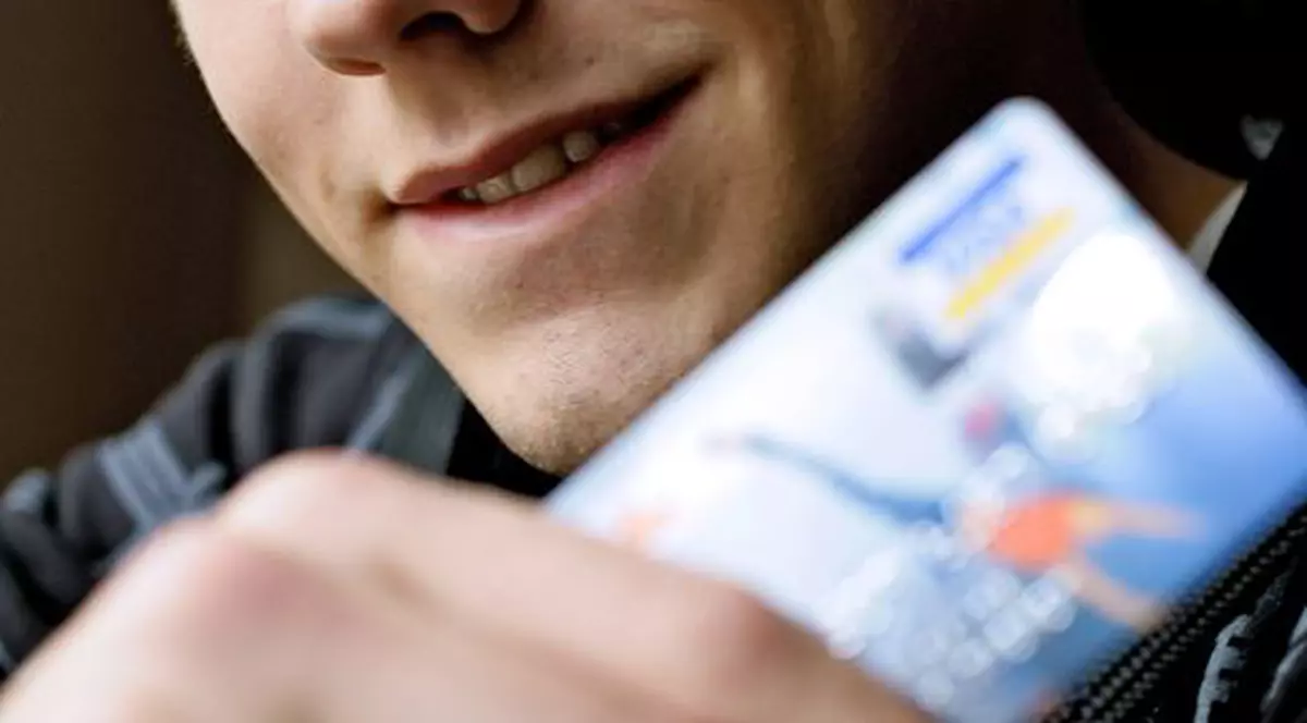 Nouă români arestaţi în Italia pentru clonare de carduri