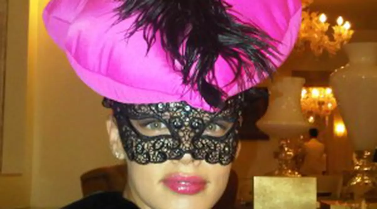 Ce frumoasă e Andreea Raicu la Carnavalul din Veneţia!            