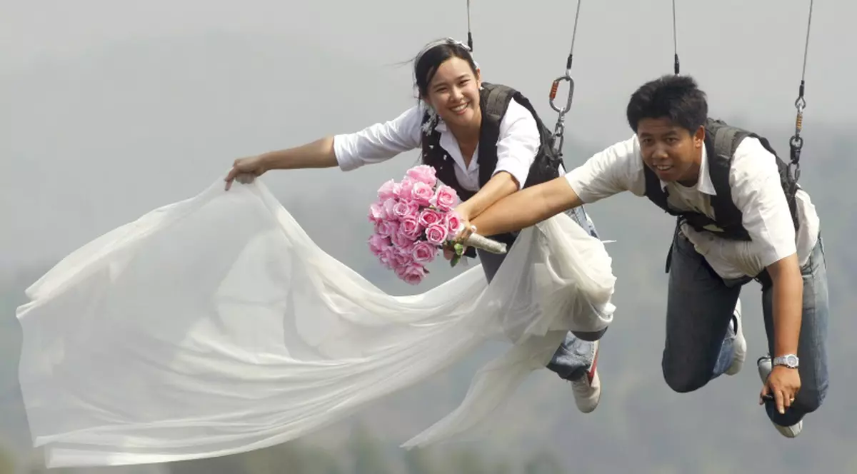 S-au căsătorit agăţaţi de un pisc de munte