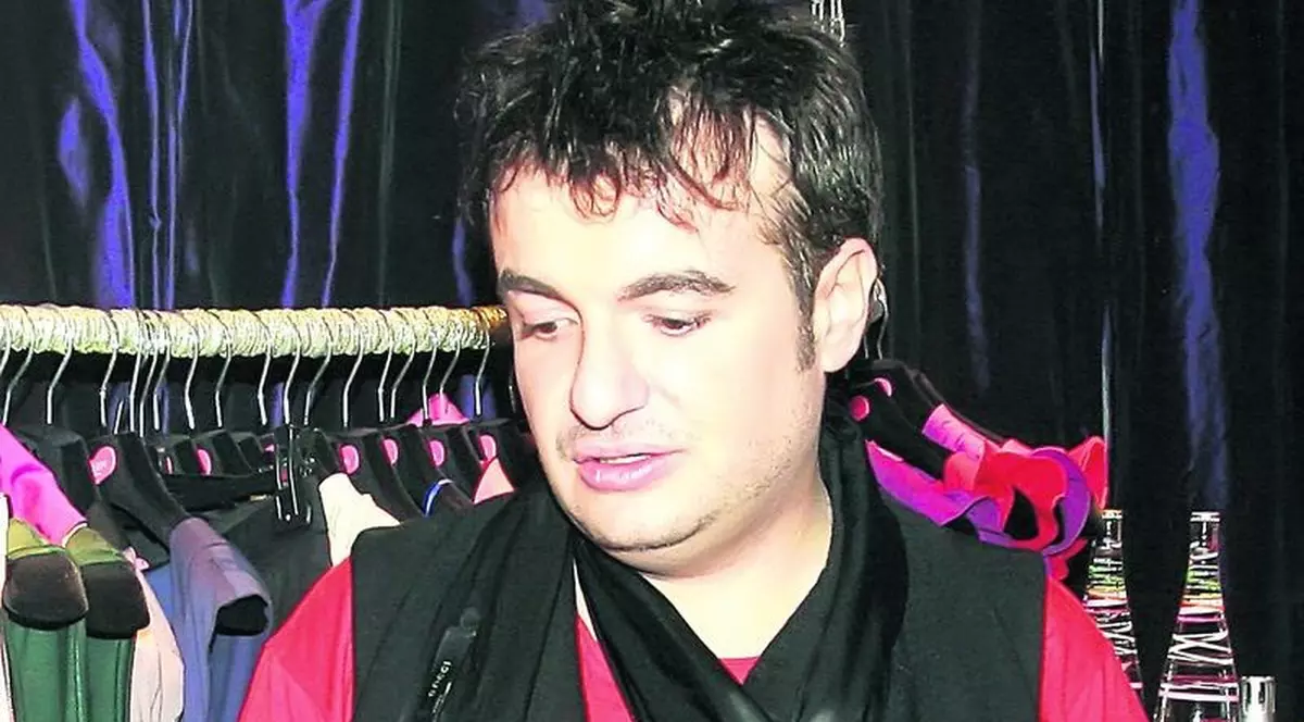 Răzvan Ciobanu îşi vinde rochiile la preţ redus