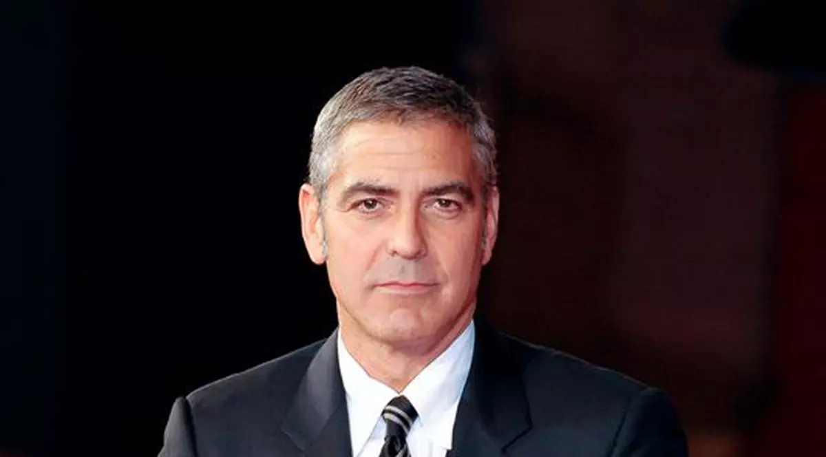 Angelina Jolie despre George Clooney: "E un alcoolic afemeiat"