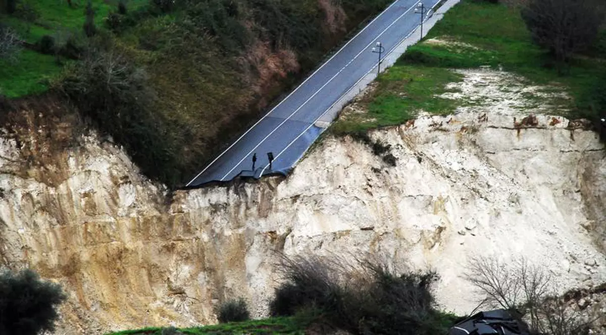 Zeci de români evacuaţi, după alunecările de teren din Calabria