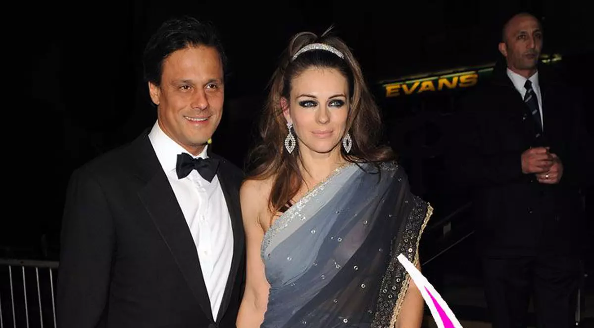 Ce rochie transparentă are Liz Hurley!