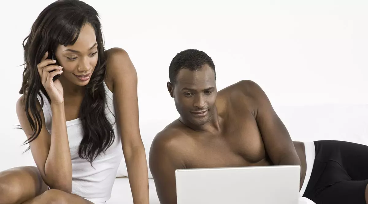 Tinerii utilizează internetul şi când sunt în pat cu partenera