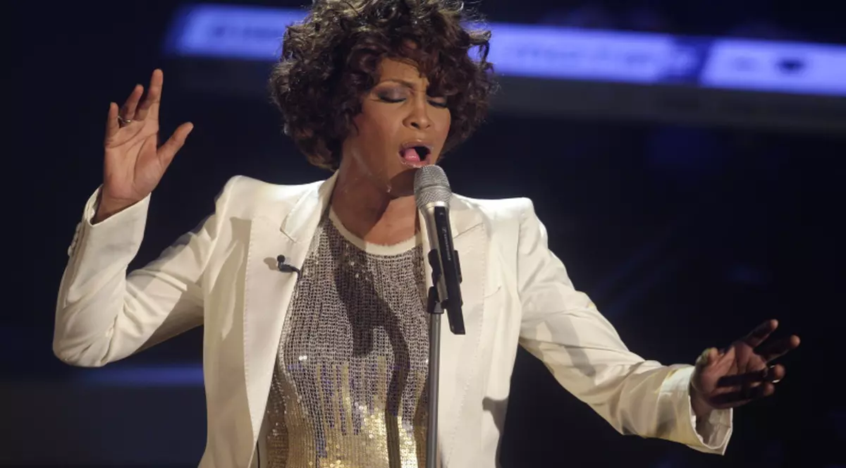 Whitney Houston falsează la concerte din cauza fumatului 