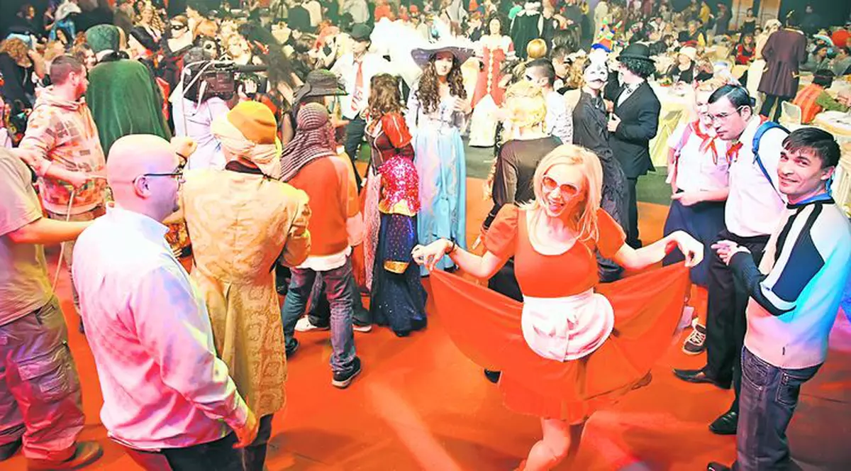 Poftiţi la carnaval! Acasă TV sărbătoreşte 12 ani de emisie