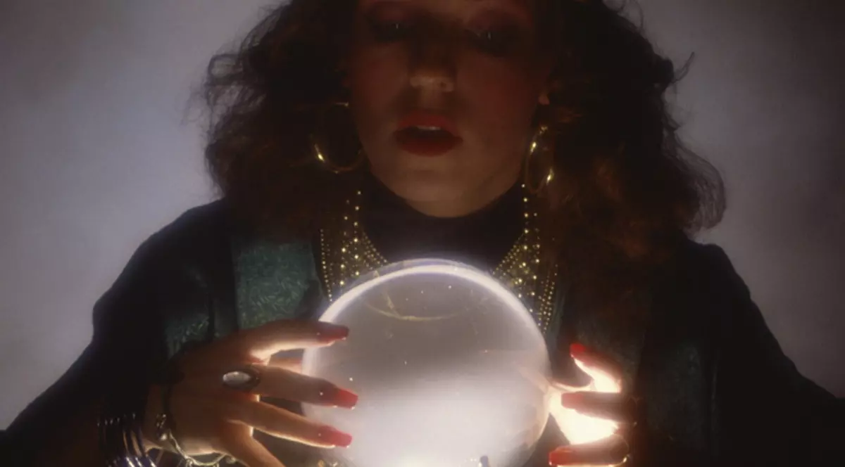 Ţiganca Nigerica face vrăji cu legume