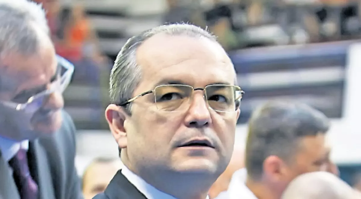 Supărat că vorbesc de capul lor despre taxa pe fast-food,Boc şi-a «urecheat» miniştrii