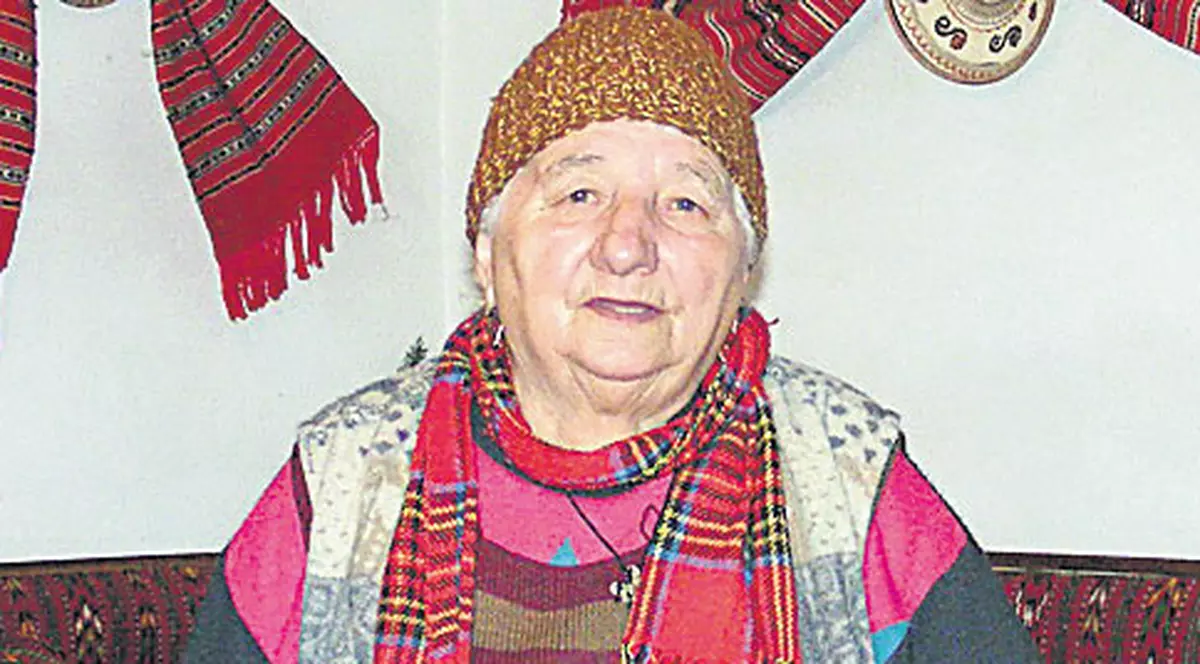 Țese zilnic de 70 de ani