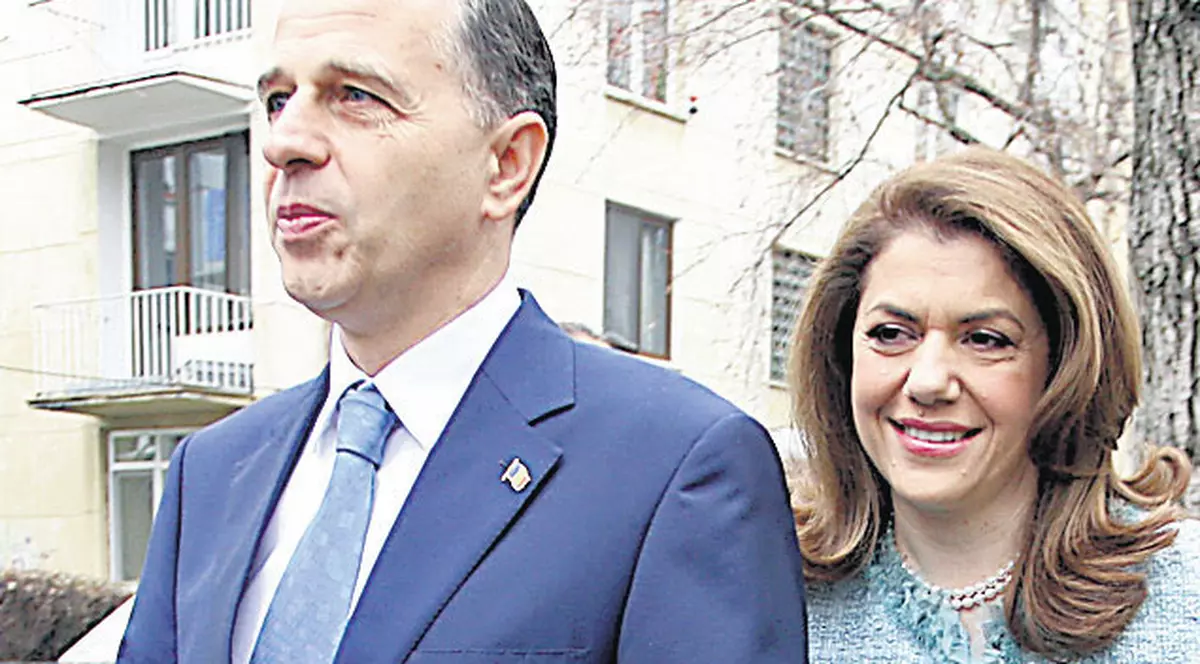 Mihaela şi Mircea Geoană s-au jucat pe telefon, plictisiţi de film