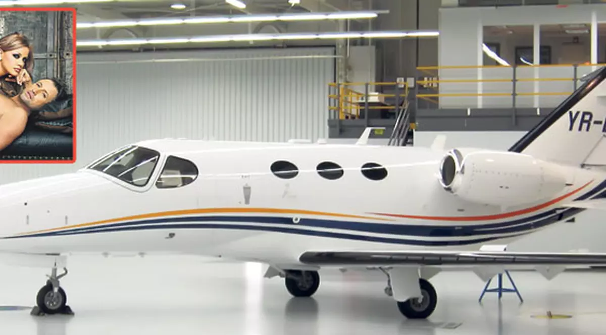 Iată avionul cu care merg la Paris Bote şi Bianca