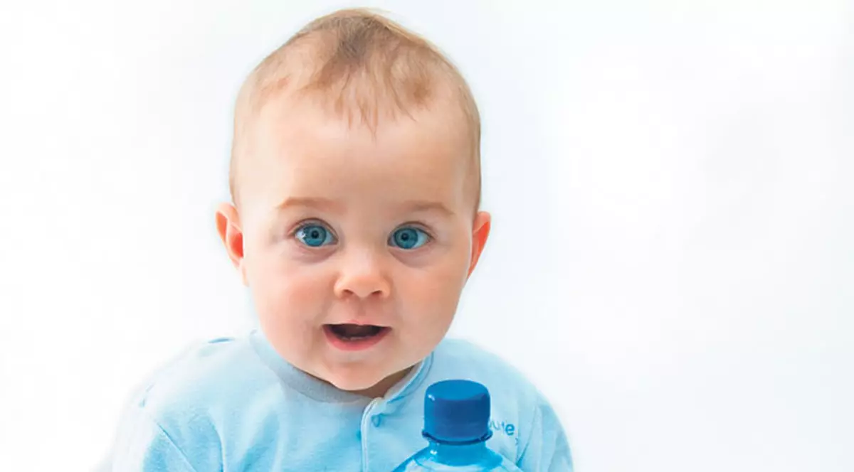 Bebeluşii au nevoie de multă apă